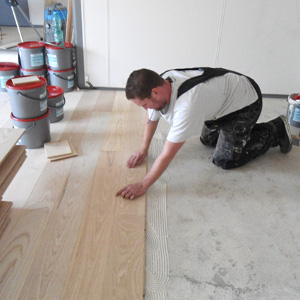 een ervaren parketlegger legt de houten vloer in uw woning in Den Bosch