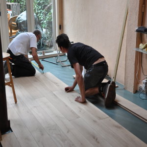 houten vloeren zwevend leggen met spanveren, die de houten planken onder druk houden